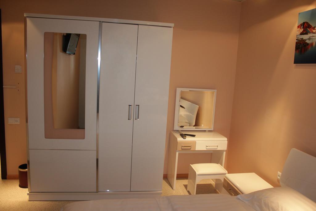Hotel London Palace Tbilisi Esterno foto
