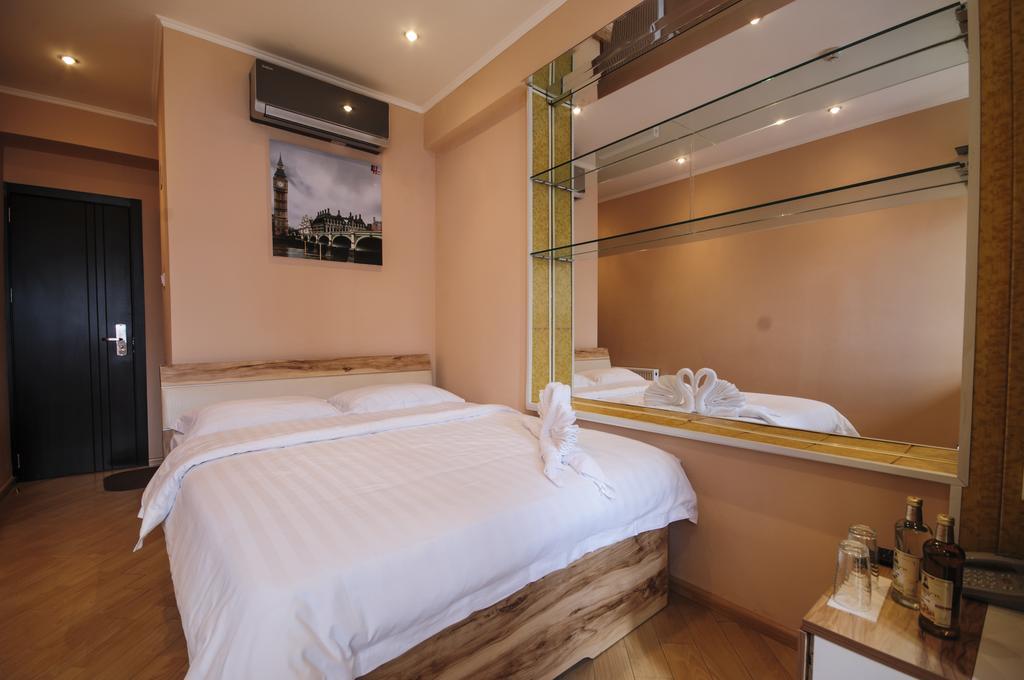 Hotel London Palace Tbilisi Esterno foto