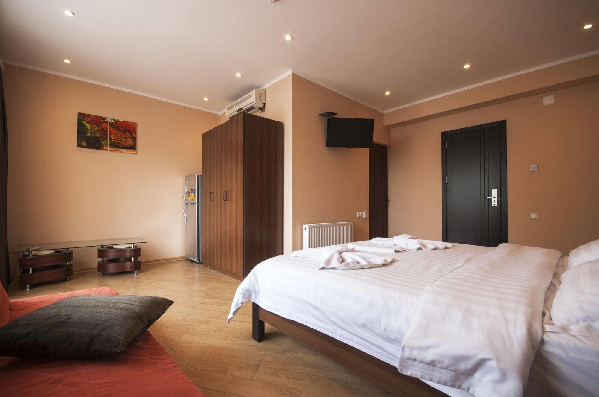 Hotel London Palace Tbilisi Esterno foto