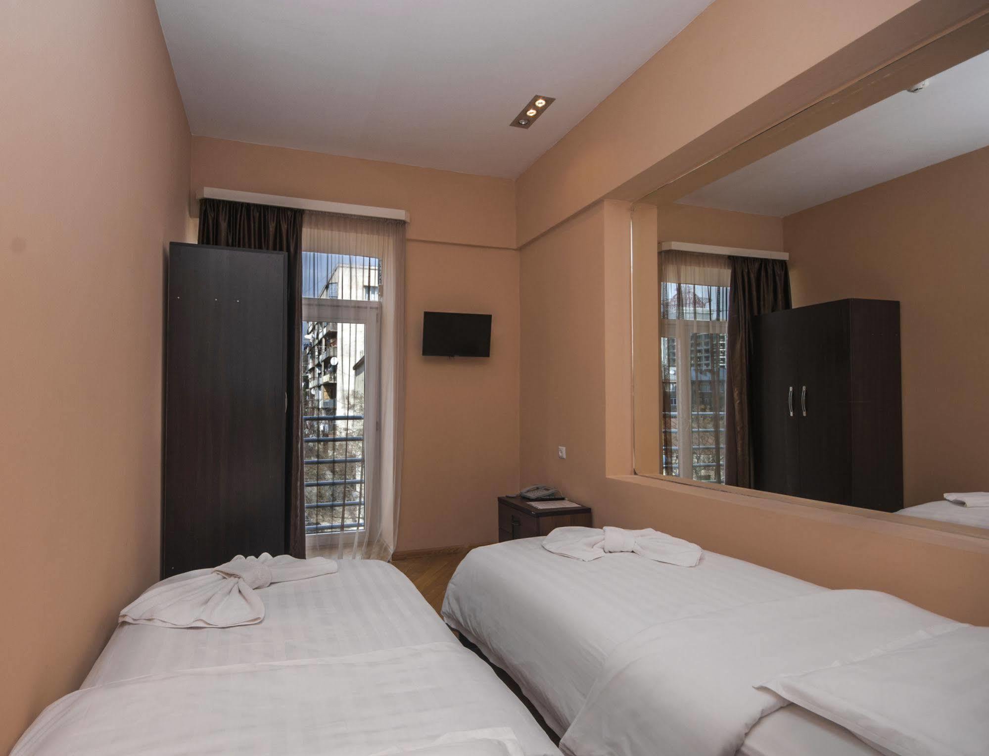 Hotel London Palace Tbilisi Esterno foto